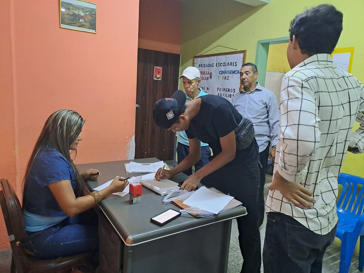 CDCEAragua's tweet photo. #7Sep
Desde el CDCEARAGUA se están atendiendo a los estudiantes para Información de modificación de opciones S.N.I 

¡El Futuro Les Pertenece! 

#PuebloMasMaduro 
@NicolasMaduro 
@_LaAvanzadora
@MPPEDUCACION 
@PiedadQuintana1
@Soykarinacarpio https://t.co/BgRFBE7nI1