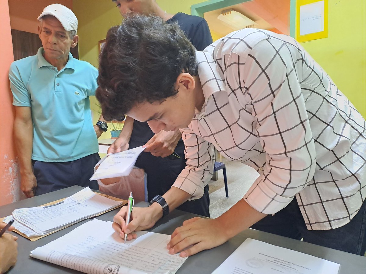 #7Sep
Desde el CDCEARAGUA se están atendiendo a los estudiantes para Información de modificación de opciones S.N.I 

¡El Futuro Les Pertenece! 

#PuebloMasMaduro 
<a href="/NicolasMaduro/">Nicolás Maduro</a> 
<a href="/_LaAvanzadora/">Yelitze Santaella</a>
@MPPEDUCACION 
@PiedadQuintana1
<a href="/Soykarinacarpio/">Karina Carpio</a>