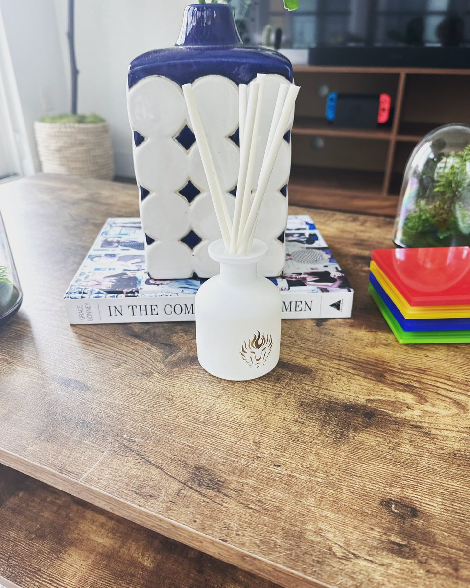 Namaste reed diffuser giving great relaxing vibes! @andrewlochh 📸 #reeddiffuser #soycandles #soywaxmelts #fall #fallscents #namaste #yogascent #thelionsdencandlecompany