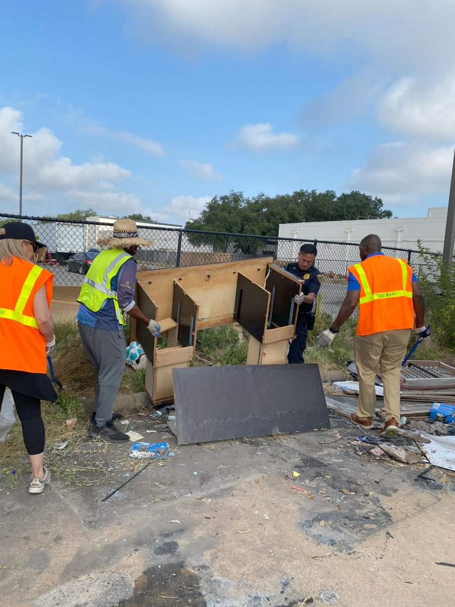 KHoustonB's tweet photo. Shoutout to CM Edward Pollard and the partners involved in a clean up along Bissonnet last week!  Nearly 100 volunteers joined the District J office, @houstonpolice, @HoustonTrash, @AliefISD, and others. The effort was part of Mayor @SylvesterTurner’s #OneCleanHouston initiative. https://t.co/un1gC8dKZQ