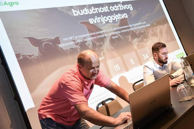 Soheil_SBabaei's tweet photo. On #GoAgro, investors can create and own #digitalpigs. These virtual livestock enable crypto proponents and aspiring farmers to enter the agricultural scene without the necessity of wearing traditional farm attire and engaging in physical farming activities.
#NFT #Pig https://t.co/ipbVtm3NxL