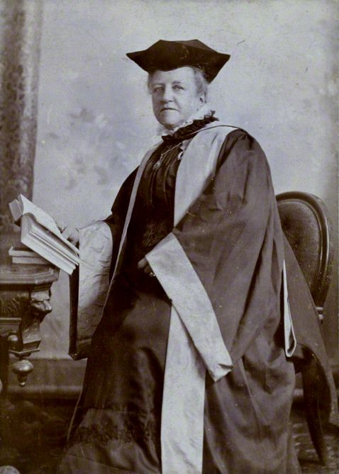 New podcast episode out tomorrow!

It's on Miss Buss &amp; Miss Beale, Victorian pioneers of girls' education.

They founded famous schools, argued for girls to take exams &amp; invented the term head mistress.

Were they as stern as in these photos? Listen &amp; find out!
