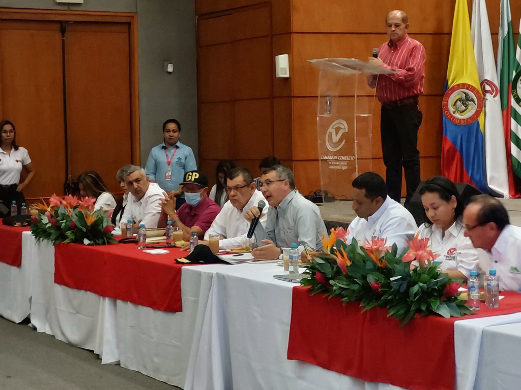PeriodicodMeta's tweet photo. 📍🗣 #AEstaHora (9:50 a.m.) inicia el Foro Regional en la Cámara de Comercio de Villavicencio, con la presencia del @MinTransporteCo y diferentes sectores del departamento del Meta, para abordar las problemáticas y soluciones de la #VíaAlLlano. 👇👇 https://t.co/NbhwnTbezv