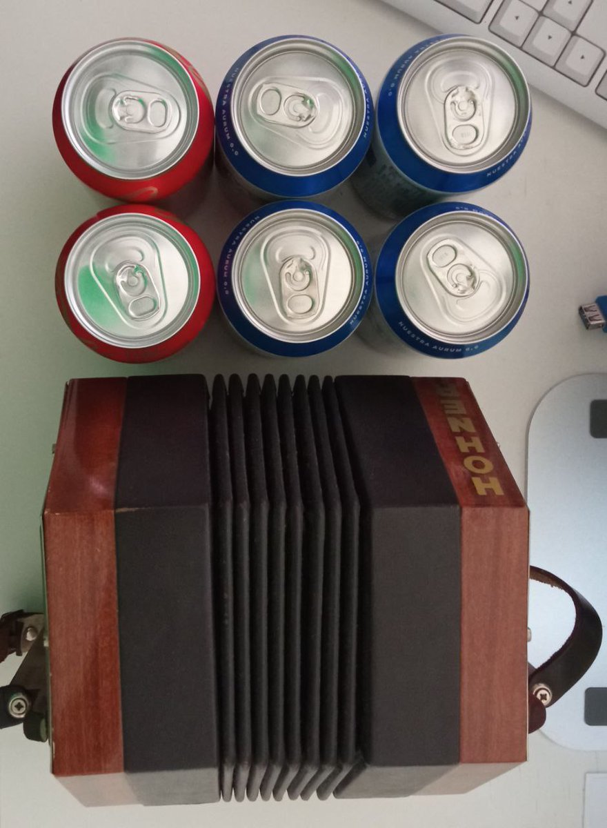 SamuProfe's tweet photo. El aislante térmico da un cierto acolchado y a partir de cierto tamaño pueden tener una correa para llevarlas en bandolera. 
Lamentablemente, necesito algo más grande que la típica 6pack. https://t.co/PqWYJh1gA3