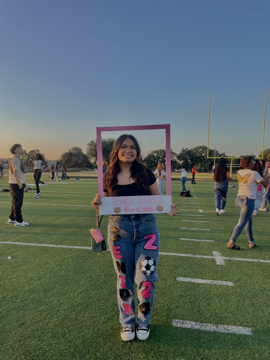 tpwkkendra's tweet photo. senior sunrise ☀️☀️☀️ https://t.co/b3Zyo5BL3W