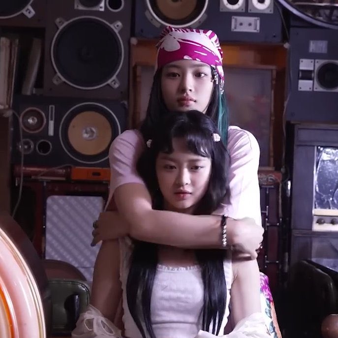 mjnwjns04z's tweet photo. “Your one n only 빵친구 민지가” -minji to hanni 
“my other half of the bread loaf” -hanni to minji

they’re each other’s missing puzzle piece… I don’t think you get it😔 https://t.co/fQYIrzs5eN