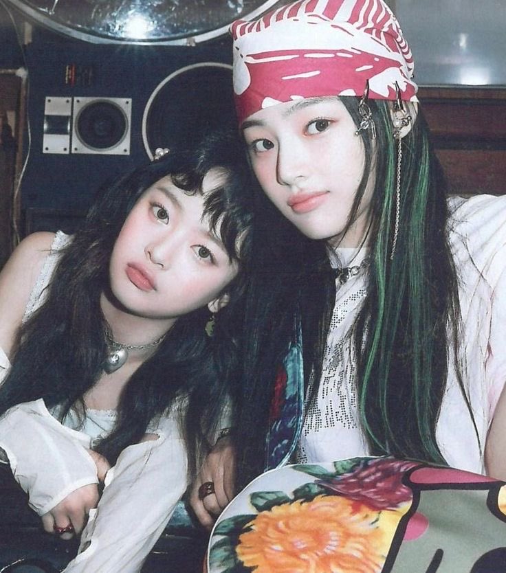 mjnwjns04z's tweet photo. “Your one n only 빵친구 민지가” -minji to hanni 
“my other half of the bread loaf” -hanni to minji

they’re each other’s missing puzzle piece… I don’t think you get it😔 https://t.co/fQYIrzs5eN