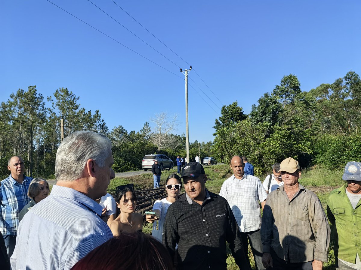 El Presidente @DiazCanelB está en Sandino en #PinardelRío. Desarrollamos encuentro sobre la recuperación de los daños de la tormenta tropical Idalia y del huracán Ian (viviendas, agua, agricultura, etc) . Se realiza recorrido por localidades afectadas. #Cuba