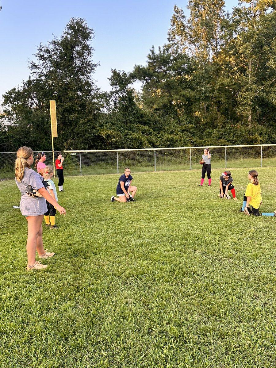 AltiersMaddy's tweet photo. Proud of my teammates yesterday for putting on a mini clinic for the future star softball players wanting to get better. Training with the best to ever play the game of softball! #dontbeeverybody @UNCWsoftball @MBritt04 @mary_sobataka https://t.co/2hoeAV4BcP