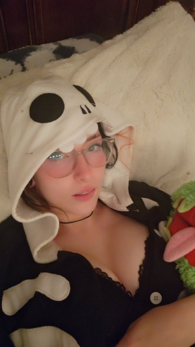 WolfeKalea's tweet photo. Anime + Chill??🖤🖤 https://t.co/V9jP24zzJH
