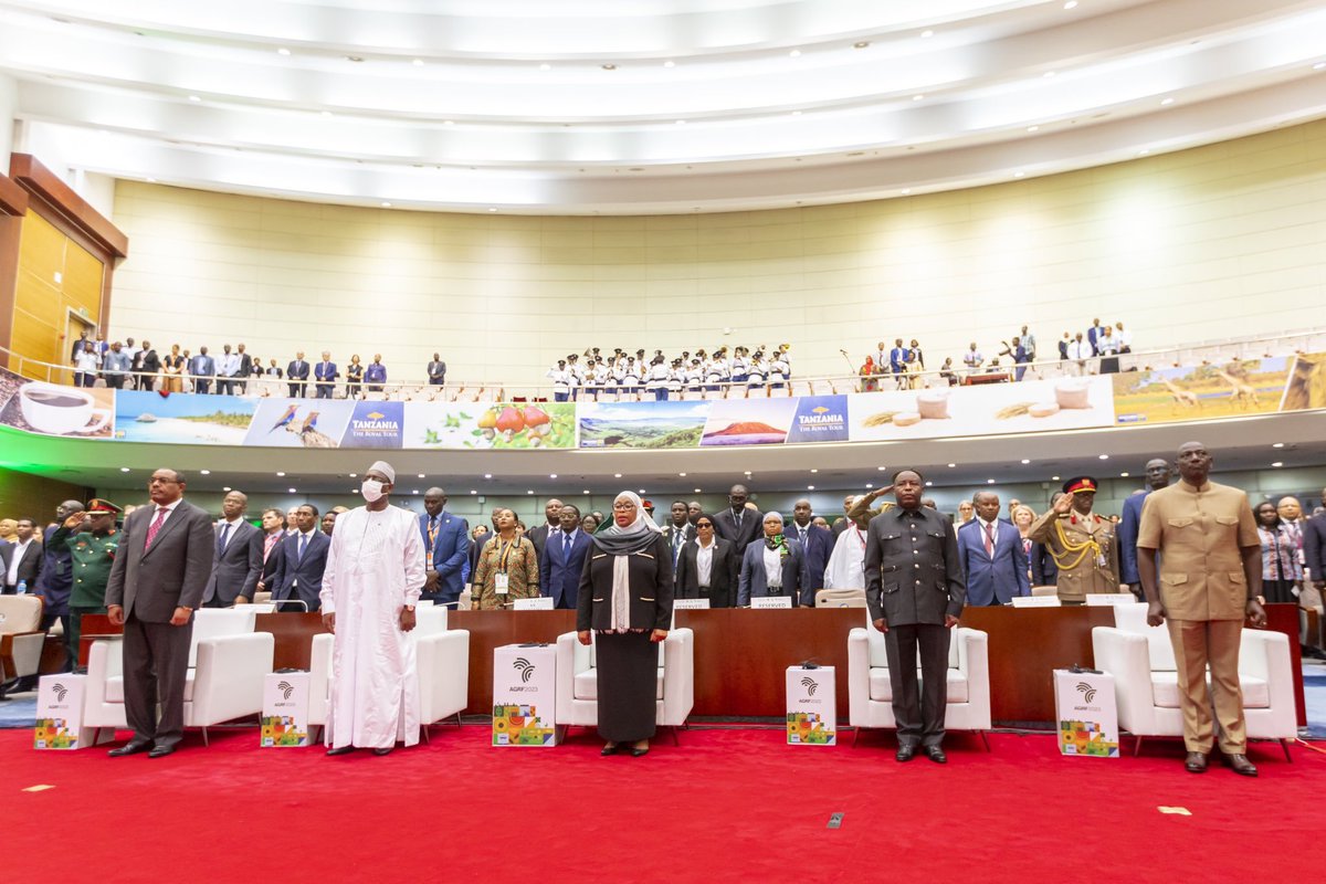 📸AMAFOTO📸
Minisitiri w’Ubuhinzi n'Ubworozi <a href="/Ilde_Musafiri/">Ildephonse Musafiri</a> yahagarariye Perezida wa Repubulika Paul #Kagame mu nama y'Abakuru b'Ibihugu na za Guverinoma yiga ku byakorwa kugira ngo Umugabane wa Afurika ubashe kwihaza mu biribwa. Ni inama yateguwe n'Umuryango <a href="/TheAGRF/">AFS Forum</a> irimo