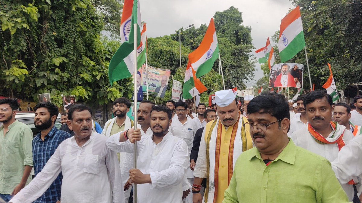 LalanKumarINC's tweet photo. ऐतिहासिक भारत जोड़ो यात्रा के शुभारम्भ के वर्षगांठ पर लखनऊ स्थित शहीद स्मारक से यात्रा प्रारंभ होकर, लखनऊ के कई स्थानों पर 'भारत जोड़ो पदयात्रा' निकालकर कांग्रेस जनों ने मोहब्बत का संदेश दिया.

संदेश- नफरत के बाजार में म��हब्बत की दुकान खोलने और देश को जोड़ने का।

#BharatJodoYatra https://t.co/OaeyAT2TiB
