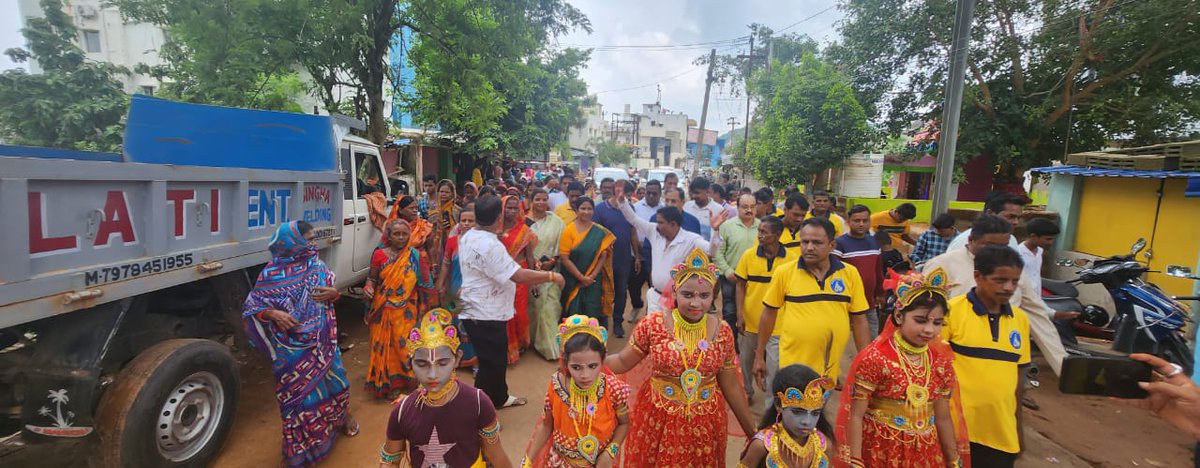 MayorofBBSR's tweet photo. People across #Bhubaneswar celebrated Janmashtami and Nanda Utsav in a big way on Thursday. Joined celebrations at several locations, including the one that was organised by the Utkal Yadav Mahasabha at #Patharagadia village along with other dignitaries and local residents. https://t.co/FFBveA7ddL