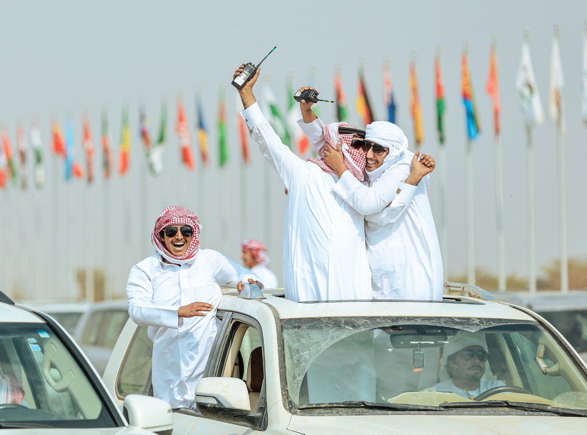 وكأن عاطف القرشي يقول :

الله اللي عزنا ما لحد منه 🇸🇦🇸🇦🇸🇦

#مهرجان_ولي_العهد_للهجن 2023