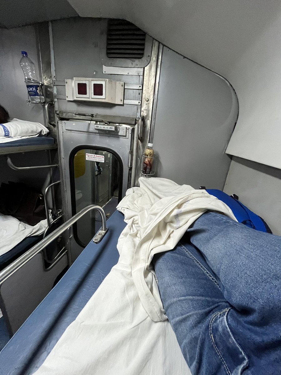 Aditya021097's tweet photo. @IRCTCofficial  Train No: 22943 Daund Indore Train B- 3 Coach No staff attendor available no blankets provided.Kindly please look into these concerns we travel for long journeys and such inconvenience observed in trains. https://t.co/SzifgLvVP0