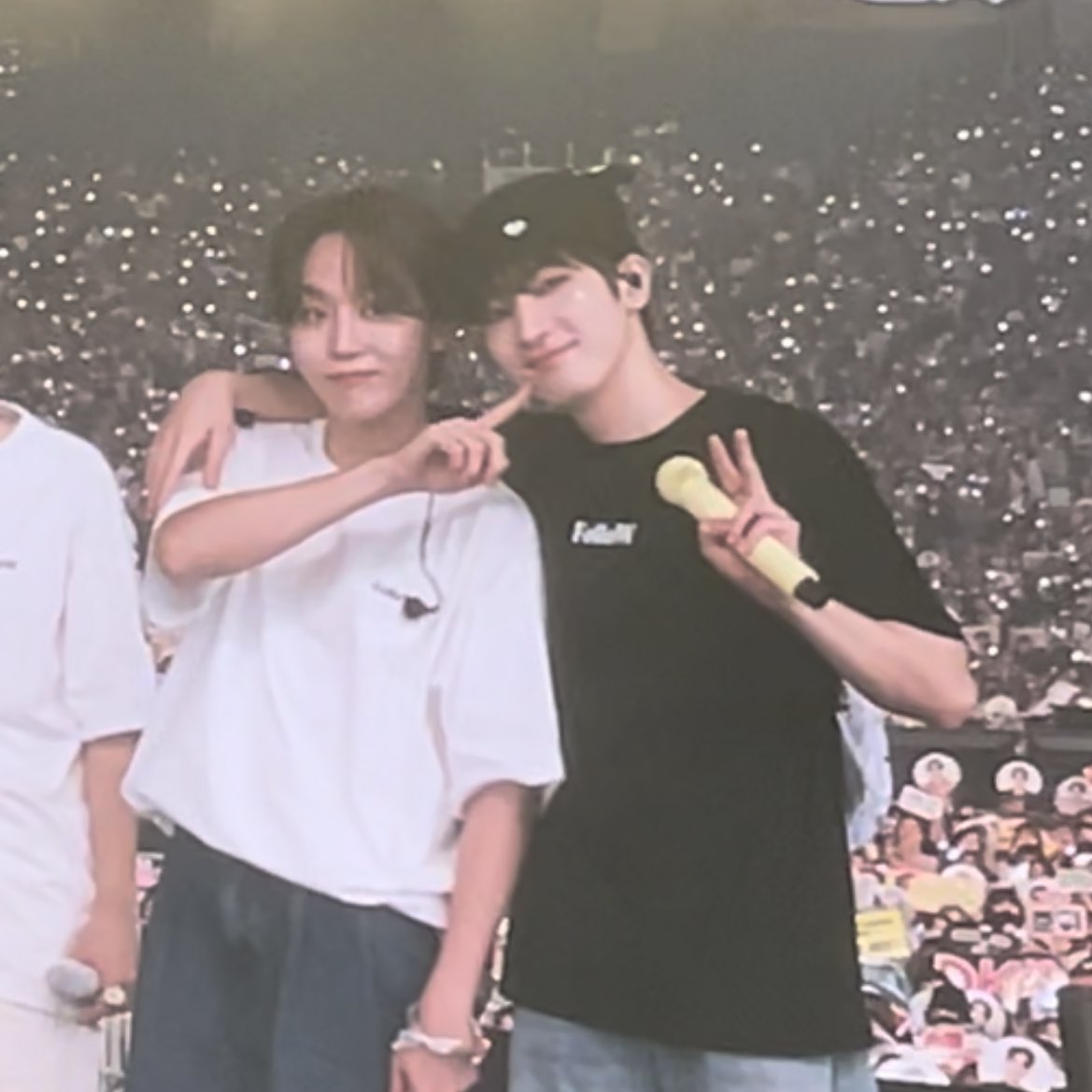 wwlake's tweet photo. 어제는 승관이가 원우 볼콕 ♡ 
오늘은 원우가 승관이 볼콕 ♡ https://t.co/bvmTI8BNhX
