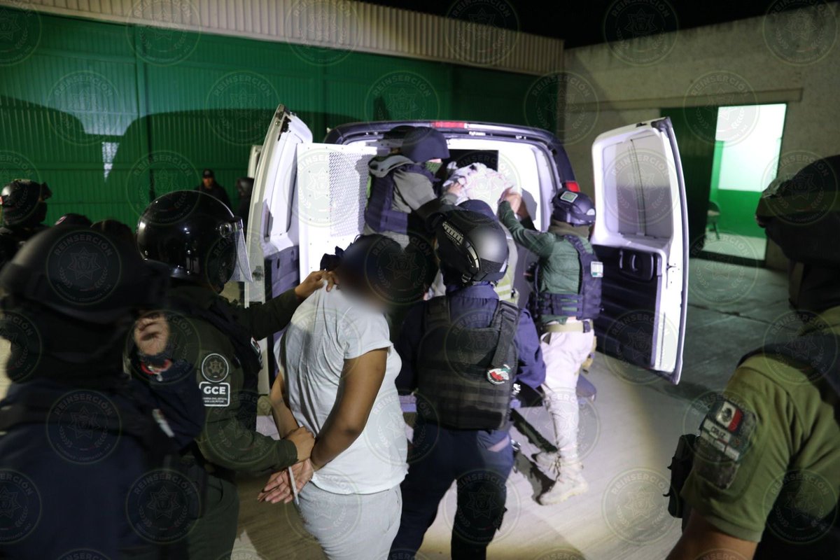 La <a href="/SSPC_SLP/">Secretaría de Seguridad y Protección Ciudadana SLP</a> informó que realizó el traslado de 56 reos a diversos centros penitenciarios del orden federal, con el objetivo de evitar condiciones de hacinamiento. #LasNoticias #SLP