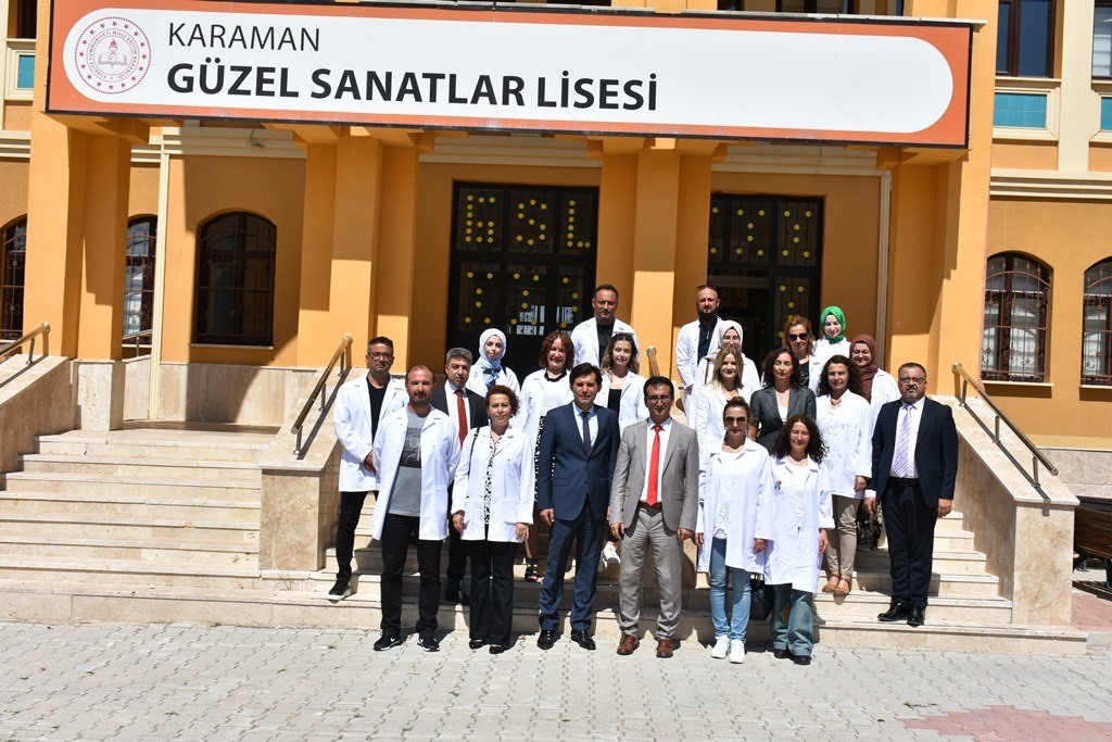 memkaraman's tweet photo. İl Müdürü Çalışkan, "Beyaz, öğretmenlerimize çok yakıştı"

İl Millî Eğitim Müdürü Mehmet Çalışkan, 2023-2024 eğitim öğretim yılı mesleki çalışma döneminin başlaması nedeniyle Karaman Güzel Sanatlar Lisesi yönetici ve öğretmenleriyle öğretmenler odasında buluştu.

Haber👉https://t.co/h82GbqwR4L

@tcmeb @KaramanValiligi @CaliskanMhm