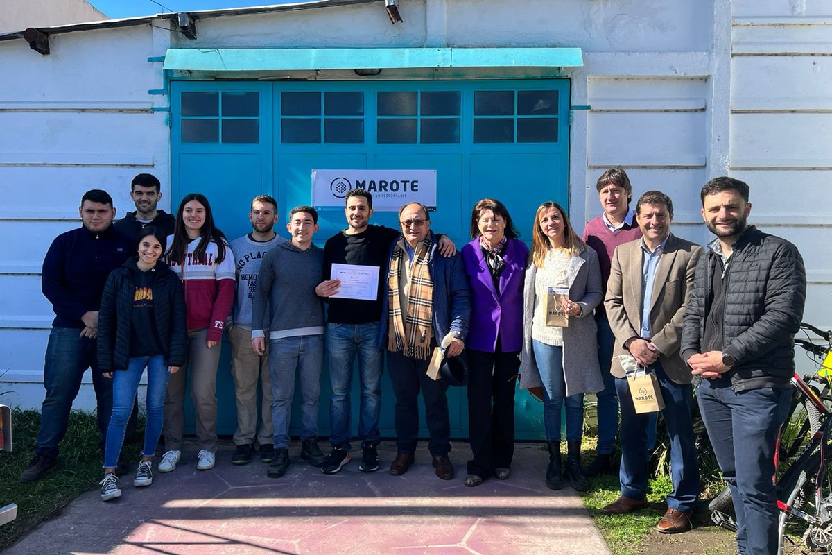 economicas_unlp's tweet photo. 🤝El decano @EDeGiusti y la representante de nuestra Secretaría de @Extension_FCE Lliana Galán participaron de una visita a la empresa #Marote de la ciudad de Saladillo para hacer entrega de una mención especial en el marco del Premio a la #RSE
🔗https://t.co/MGuS8z5YsD https://t.co/VdKYKrkGdd