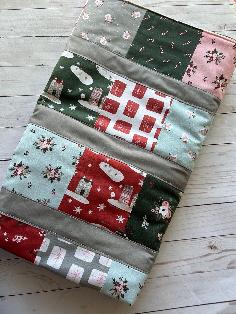 Patchwork Christmas Quilt tuppu.net/e52c6a51 #craftshout #craftbizparty #ChristmasBedding