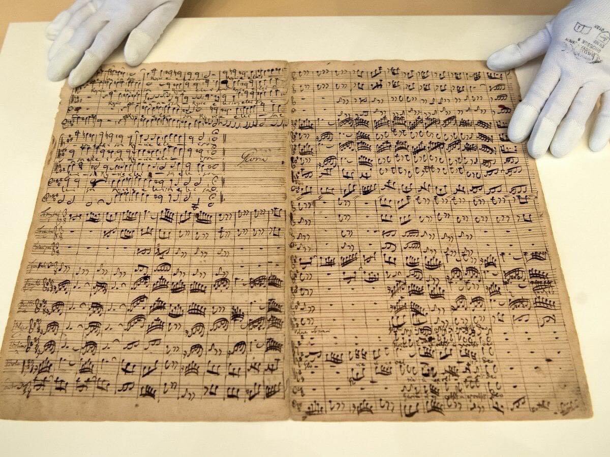 Arteymas_'s tweet photo. Copia personal escrita a mano de Johann Sebastian Bach de su Misa en si menor, en poder de la Biblioteca Estatal de Berlín, y añadida al Registro de Memoria del Mundo de la UNESCO. La misa en si menor (completada en 1749) es ampliamente considerada como uno de los logros supremos de la música clásica.