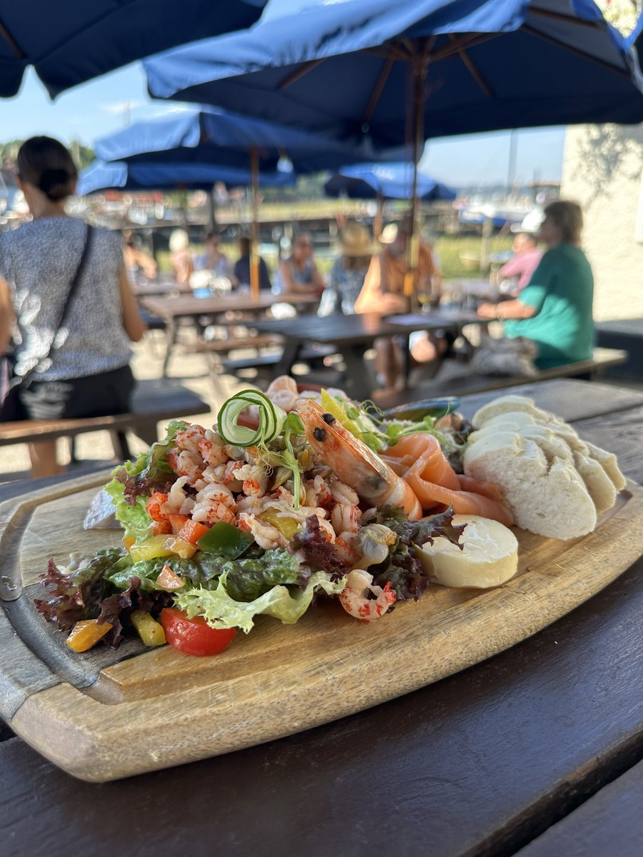 547spl's tweet image. Another great lunch at The Butt &amp;amp; Oyster, Pin Mill 👏🏻  Well done to all the team. Thanks again 🙏 @debeninns @Adnams #pinmill #buttandoyster #publunch #riverside #riversidelunch #riverorwell #suffolkpub