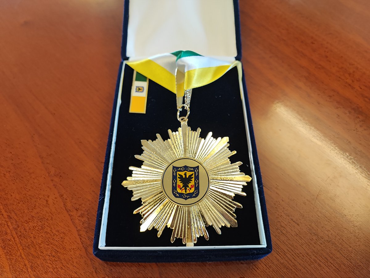 El 25 de agosto, la SanBuena en Bogotá fue honrada con la "Medalla Princesa Usaca" 🥇 por su destacada contribución a la comunidad. Este reconocimiento fue otorgado por la Alcaldía Local de Usaquén, liderada por el alcalde Jaime Andrés Vargas Vives. 
#Educación  #Bogotá 🎓👏