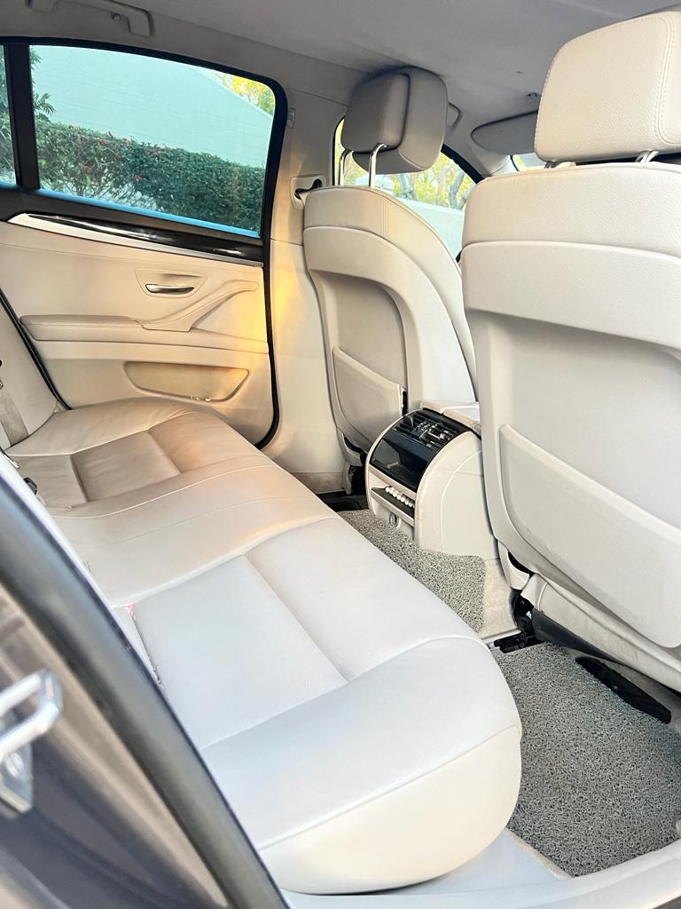 ByoCarMarket's tweet photo. Available is a clean BMW 523i (F10)

Details:
Grey Sedan Series
Year : 2011
Mileage : 94000km
Petrol : No mechanical or electrical faults
Engine capacity : 2.5litre
Extras : Spacious, leather interior, lady driven, no dents 

Asking Price: $12 000

Kindly Retweet https://t.co/lqFigjMgXp
