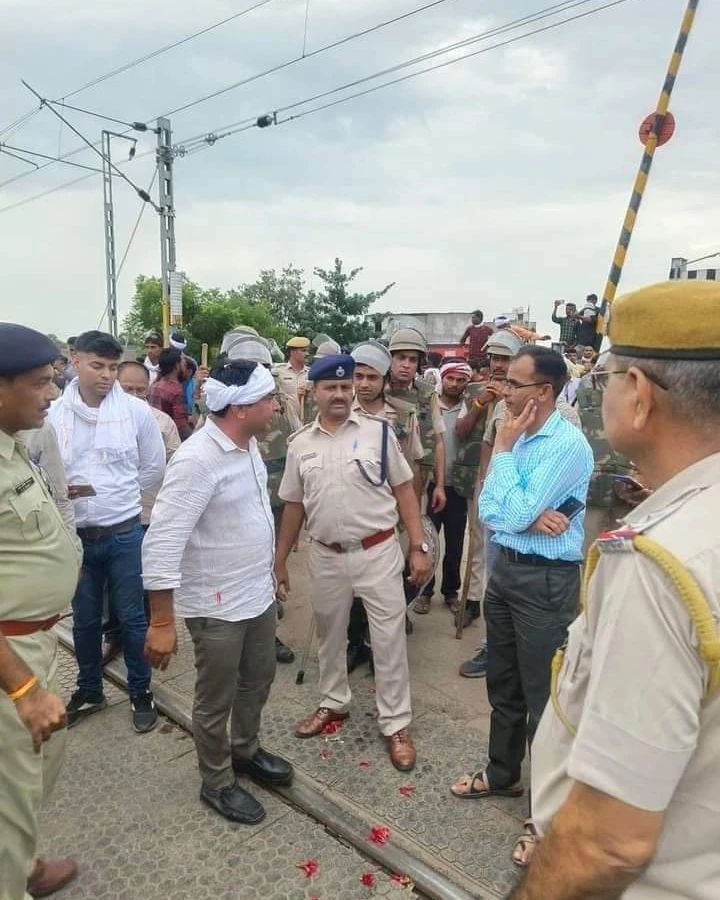 युवा नेता @NareshMeenaINC जी ने चलो हमको तो ब्लॉक कर रखा है.!
फिर भी हम सरकार से माँग करते हैं कि, नरेश मीणा को तुरन्त रिहा किया जाए.!
🙏
#नरेश_मीणा_को_रिहा_करो