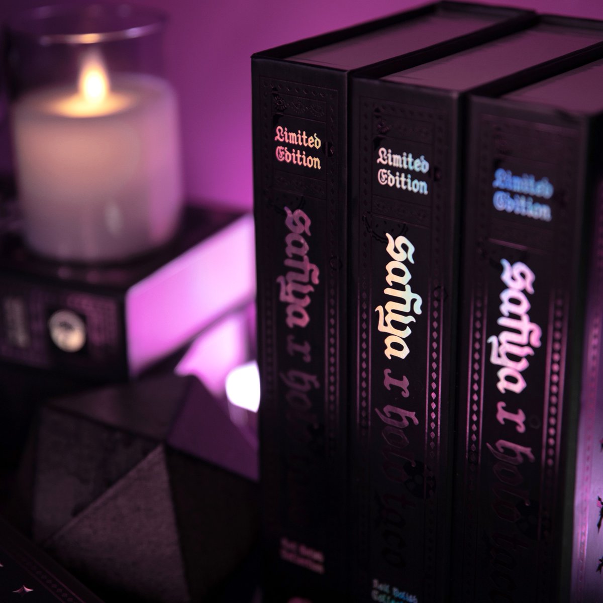 holotaco's tweet photo. 🦇𝖍𝖔𝖑𝖔 𝖙𝖆𝖈𝖔 𝖝 𝖘𝖆𝖋𝖎𝖞𝖆🦇 is almost here... tap thru for a swatch on Safiya herself💅 Can you guess the name?
✨Limited edition✨ collab w/ 5 polishes, a black nail file &amp; bat glitter ($82 bundle, also available individually) drops Sat at 8:30AM PT/11:30AM ET🦇 https://t.co/kI58AL1tNQ