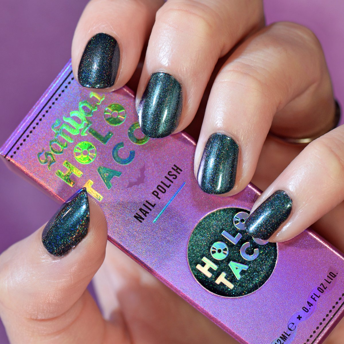 holotaco's tweet photo. 🦇𝖍𝖔𝖑𝖔 𝖙𝖆𝖈𝖔 𝖝 𝖘𝖆𝖋𝖎𝖞𝖆🦇 is almost here... tap thru for a swatch on Safiya herself💅 Can you guess the name?
✨Limited edition✨ collab w/ 5 polishes, a black nail file &amp; bat glitter ($82 bundle, also available individually) drops Sat at 8:30AM PT/11:30AM ET🦇 https://t.co/kI58AL1tNQ
