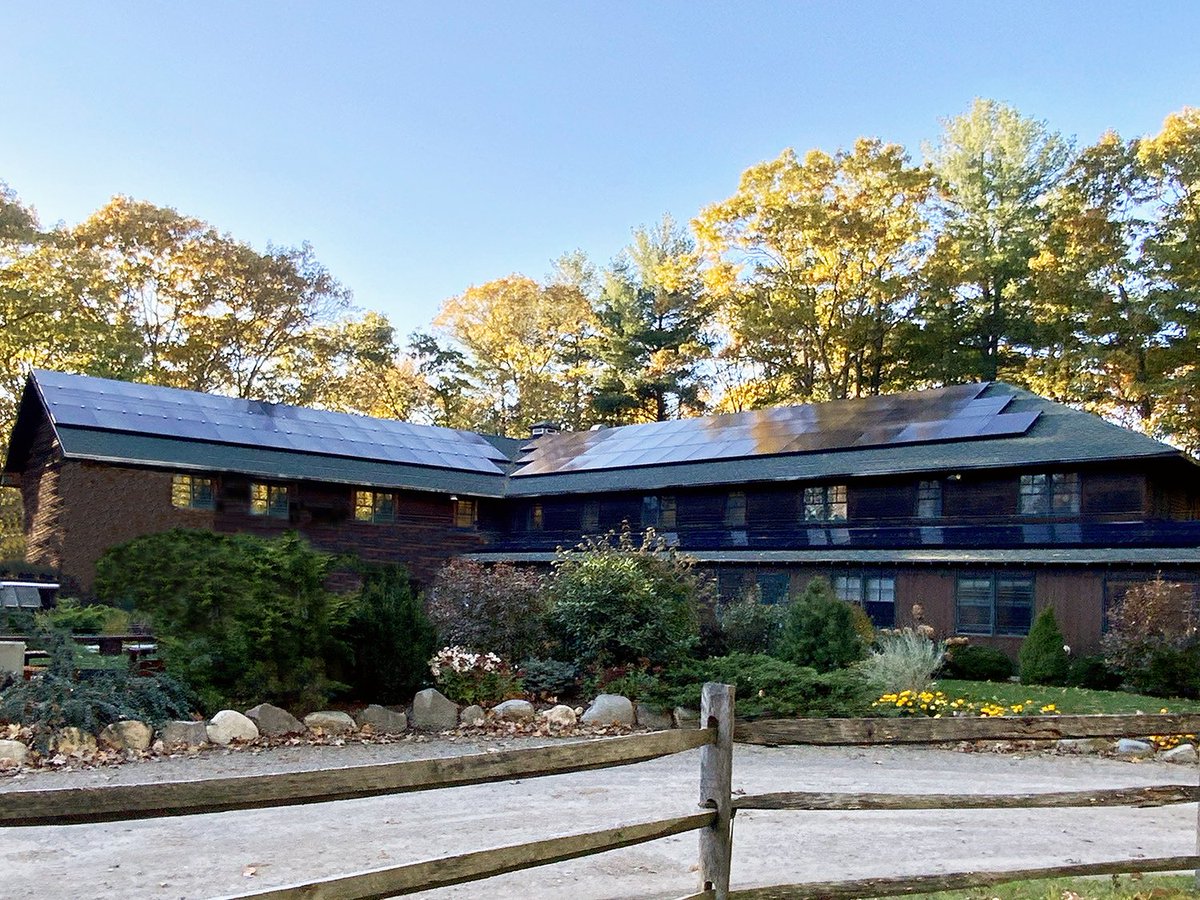 #ThrowbackThursday in honor of back-to-school season! 📚 

Solaria Pro Partner <a href="/SolarisRenew/">Solaris Renewables</a> installed this 50kW Solaria System on the Waldorf School at Moraine Farm back in 2021.

More about the project: brnw.ch/21wCn0I