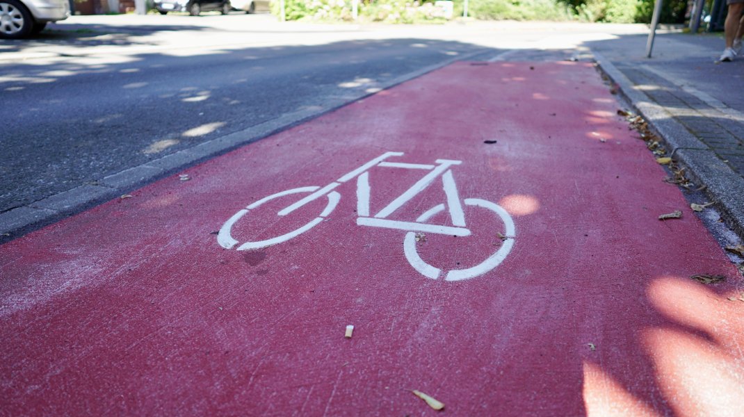 Hünefeldstraße: Rückbau des nicht-benutzungspflichten Radwegs (fast) beendet. 

Alle Infos im Blog: 
talradler.de/huenefeldstras…