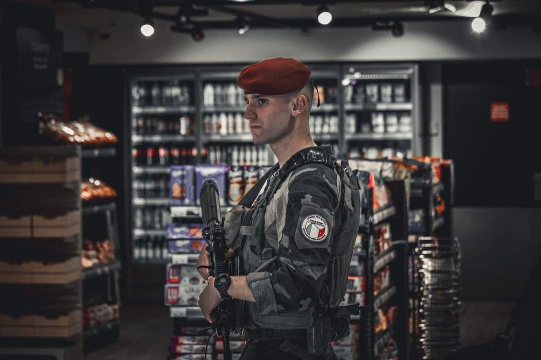 17eRGP's tweet image. #FiersDeNosParas

Depuis quelques semaines, les sapeurs-parachutistes de la 2e compagnie de combat du génie du #17RGP sont déployés dans le cadre de l’opération #Sentinelle.

 Ils sont engagés #AVosCôtés au quotidien 👊