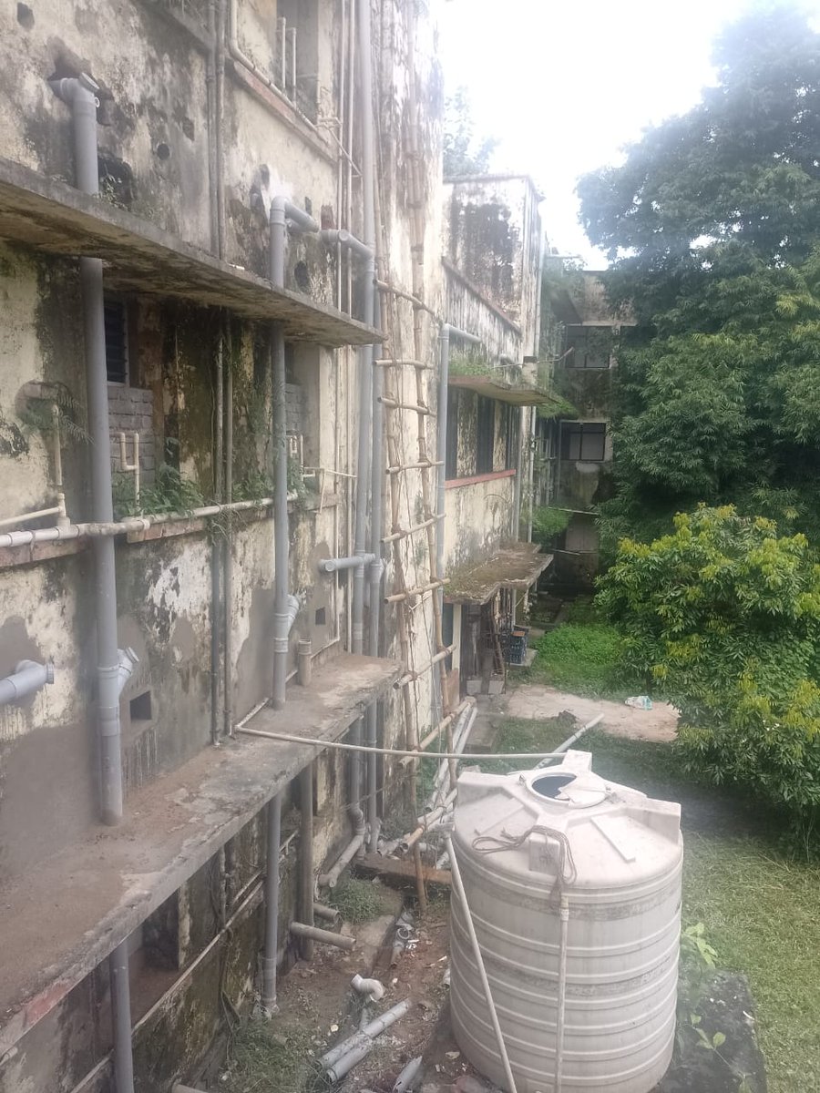 snehasis1602's tweet photo. (2/2) Walls are damaged, water is leaking, wires are hanging, tiles are broken, bathrooms are unsanitary, fans not working, no locks in doors. We are paying about 20,000 per semester and this is the living conditions we are subjected to. https://t.co/UhlrWTDtFJ