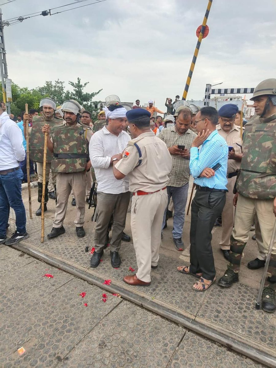 राजस्थान के हाड़ौती क्षेत्र में किसानों के अधिकारों के लिए आवाज़ बुलंद करने वाले युवा नेता @NareshMeenaINC को पुलिस द्वारा गिरफ्तार करना निंदनीय है..! <a href="/ashokgehlot51/">Ashok Gehlot</a> जी आपसे निवेदन है कि नरेश मीणा को तुरन्त रिहा करवाओ..!

 #नरेश_मीणा_को_रिहा_करो