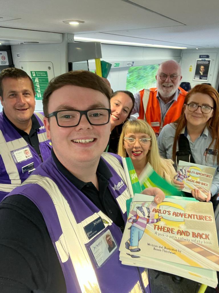 FrancescaMck's tweet photo. Big thanks to all the lovely people who took the time to chat with us 💚 Fab afternoon out &amp; about with @SamaritansScot @Rail74Crp @scotrail @RailwyMission 
 @RailwayChildren 

#WorldSuicidePreventionDay #SafeguardingOnTransport https://t.co/kVz5yGQkD1