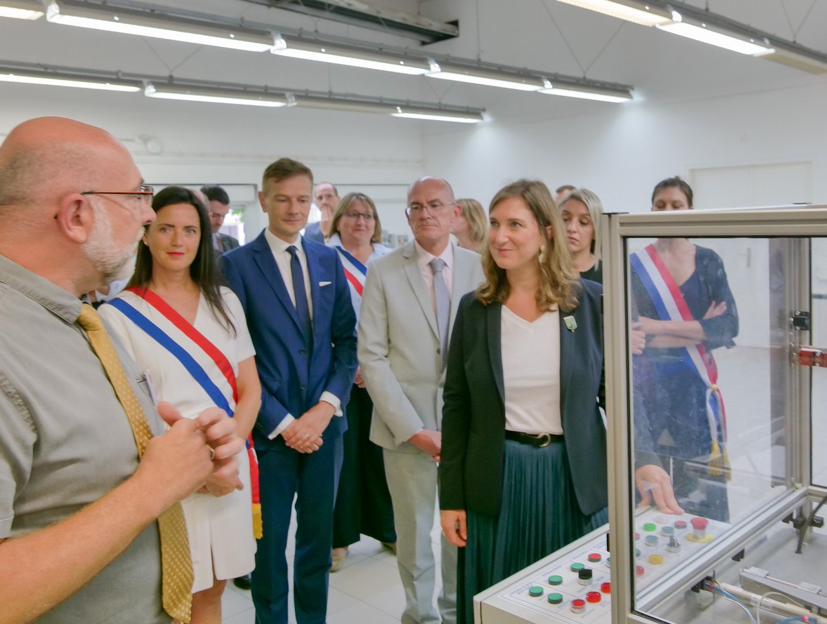Académie de Reims (@acreims) on Twitter photo La ministre <a href="/CGrandjean_/">Carole Grandjean</a> et le recteur Vincent Stanek ont visité les ateliers du lycée Les Lombards de <a href="/VilledeTroyes/">Ville de Troyes</a> et échangé avec les élèves et les enseignants sur la mise en oeuvre de la réforme de la #VoieProfessionnelle. #Rentrée2023 #excellence
<a href="/education_gouv/">Ministère Éducation nationale</a> La ministre <a href="/CGrandjean_/">Carole Grandjean</a> et le recteur Vincent Stanek ont visité les ateliers du lycée Les Lombards de <a href="/VilledeTroyes/">Ville de Troyes</a> et échangé avec les élèves et les enseignants sur la mise en oeuvre de la réforme de la #VoieProfessionnelle. #Rentrée2023 #excellence
<a href="/education_gouv/">Ministère Éducation nationale</a>