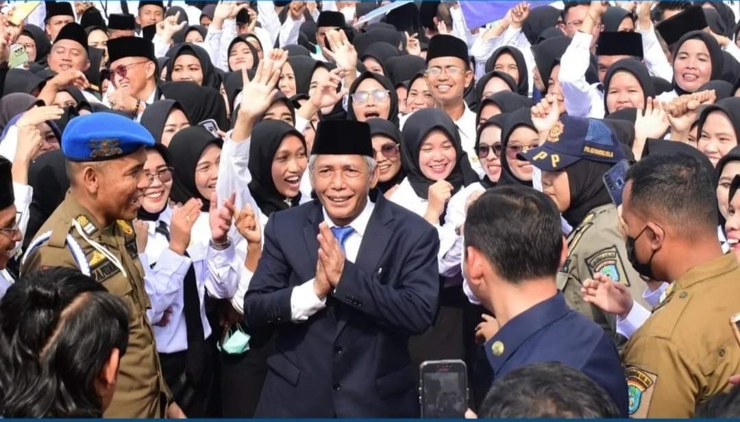 Pukanews's tweet photo. Buah Perjuangan Bupati OKI, Ribuan Guru Honorer Diangkat Jadi P3K
https://t.co/oew2yd9Gt2 https://t.co/YYVpJzMu9t