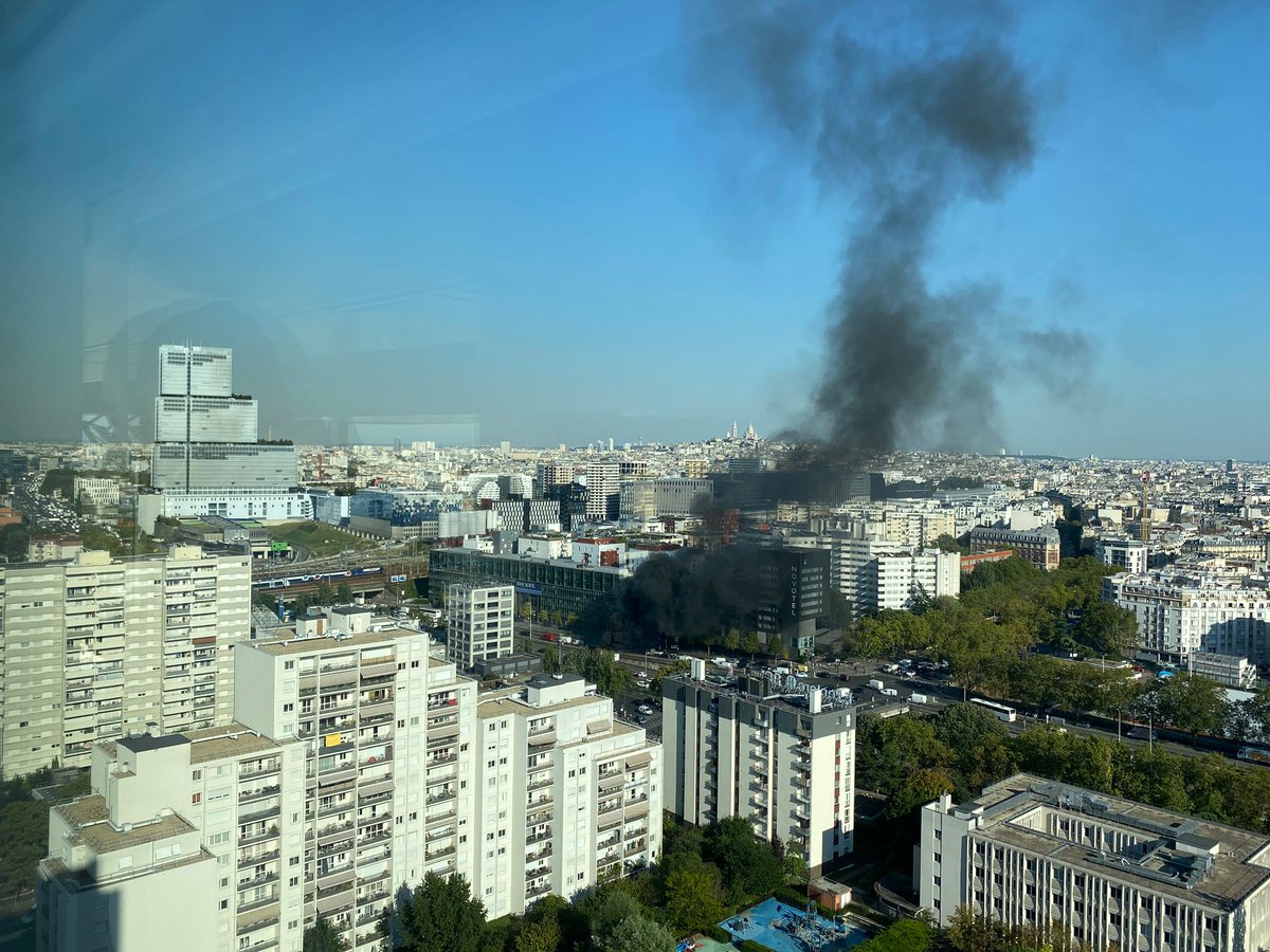 Périphérique on fire à la porte d'Asnière... secteur à éviter !!! ça va être très très compliqué, même à vélo :-)  !