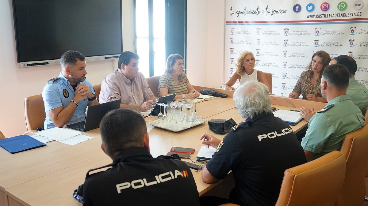 CastillejaCta's tweet photo. 🔴La alcaldesa, Carmen Herrera, ha presidido la Junta Local de #Seguridad en la que se han abordado diferentes temas sobre seguridad en el municipio, entre ellos la coordinación del operativo de cara a la #FeriaDeCastilleja2023
👉https://t.co/TEsy9yDsTa
#ContigoMásCastilleja https://t.co/wKBQDLme5J