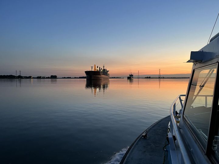 #OceanTalent Aujourd’hui c’est Martin Bergeron, capitaine chez Groupe Océan à Montréal qui nous partage cette superbe photo prise au petit matin au <a href="/PortMTL/">Port de Montréal</a>  (Ancrage de Pointe-aux-Trembles) pendant l’été ⚓