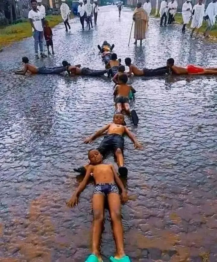 “ሩፋኤል አሳድገኝ" 

አሳድገኝ ብዬህ ሮጬ
ከልጆች ጋር ተሯሩጬ
በጠበልህ እየታጠብኩ
የውኃ ጨው እየቀመስኩ

ሩፋኤል አሳድገኝ
እንደ ታላቆቼ አድርገኝ
ብዬ እየጮህኩኝ ስጣራ
ሰምተኸኛል ከልጅ ተራ 

ዘንድሮን ግን ተጠለልኩኝ
ጠበል ሲወርድ  ተጠመቅሁኝ