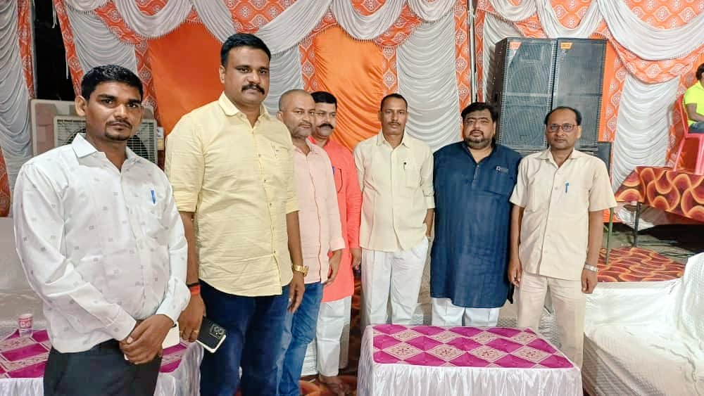 AcchisochF's tweet photo. छपिया थाना प्रांगण में जन्माष्टमी के अवसर प��� अच्छी सोच फाउंडेशन के अध्यक्ष श्री नजीर मोहम्मद जी थाना अध्यक्ष छपिया श्री सुरेश कुमार वर्मा जी के साथ https://t.co/qj8QFaJhkQ
