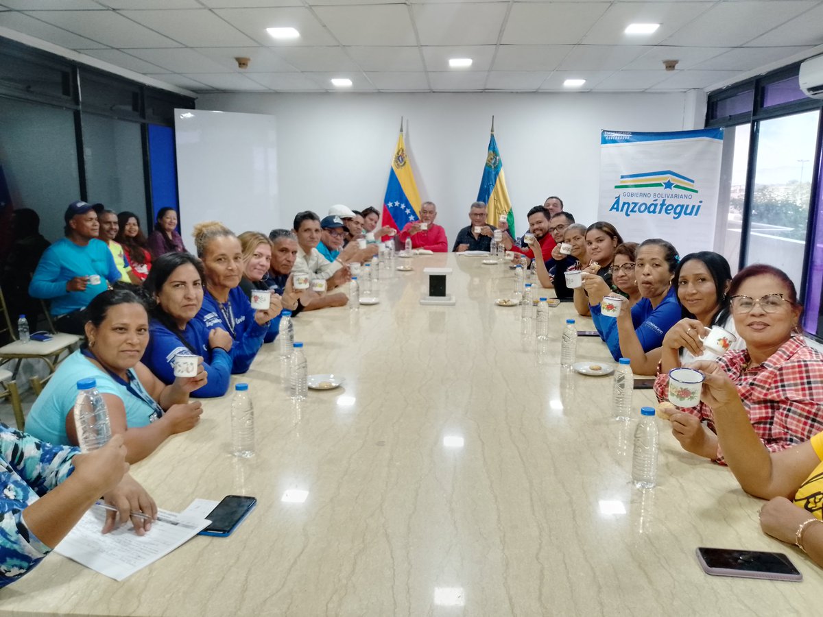 #PuebloMasMaduro 
Cafecito Laboral Militante desde la <a href="/anzoateguigob/">Gobierno Bolivariano de Anzoátegui</a> con el enlace estadal <a href="/VicePSUVObrera/">Vicepresidencia Clase Obrera PSUV</a> <a href="/FilibertoPSUV/">Filiberto Martinez</a> 
Juntos con <a href="/NicolasMaduro/">Nicolás Maduro</a> 
Venceremos!!!!
<a href="/luismarcanos/">Luis Marcano</a> 
<a href="/Mercedess_PSUV/">Mercedes Sánchez</a> 
<a href="/psuvanz_ve/">🔴 PSUV ANZOÁTEGUI 🔴</a> 
<a href="/PartidoPSUV/">PSUV</a>