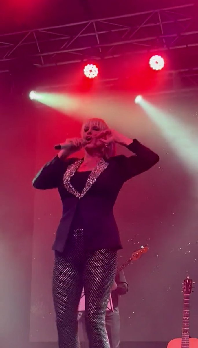 389Miriam's tweet photo. Sólo falta un día para disfrutar del magnífico show que vas a brindar en el #teatrogranituzaingo 
Ansiosa x escuchar tus nuevos temas y los clásicos, los de siempre.
Nos vemos @valerialynch y @Mariano47207630 https://t.co/HwqvzwlF1C