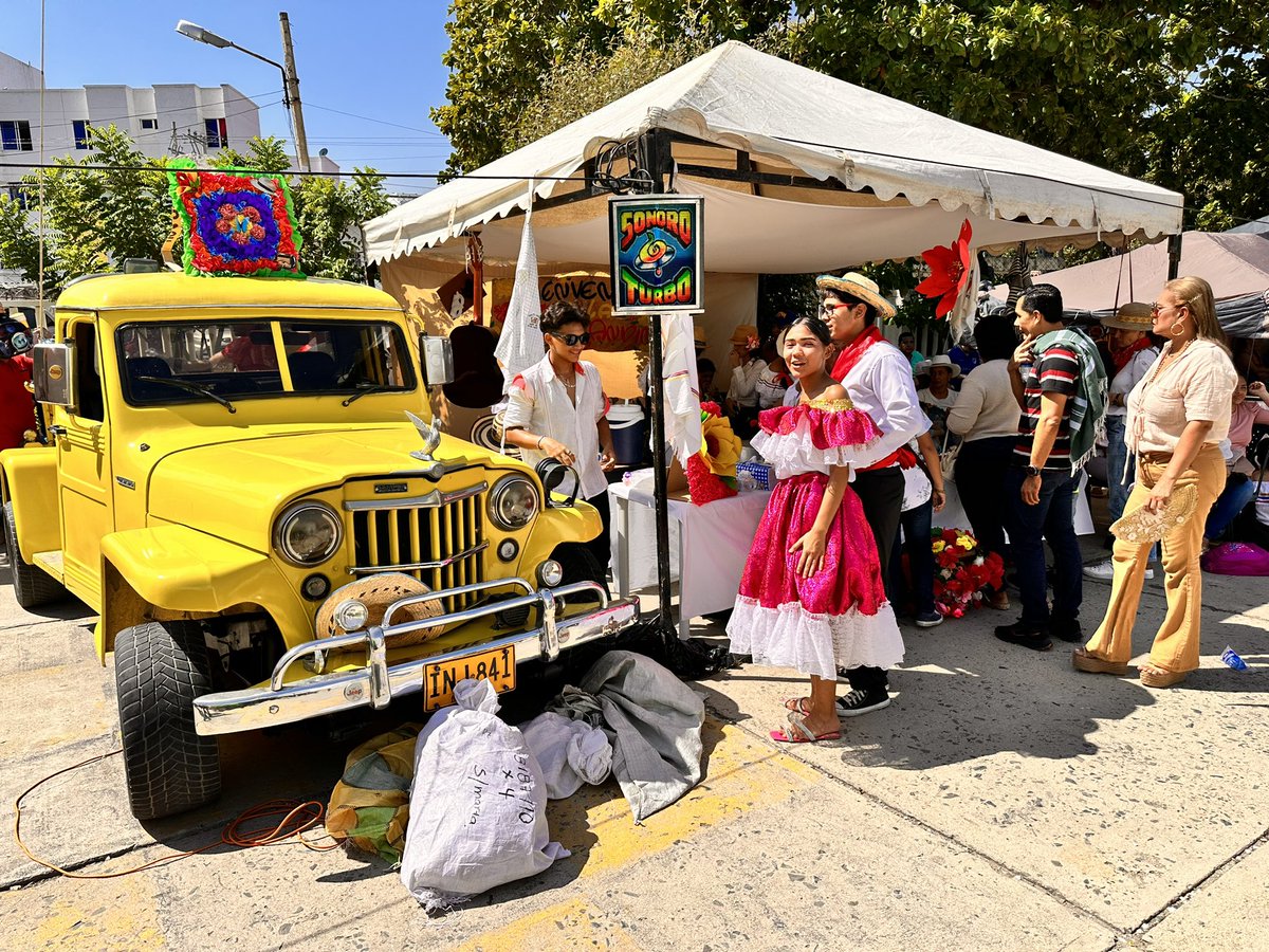 PoliciaStaMarta's tweet photo. #AEstaHora, nos encontramos desde el colegio Nuestra Señora de Fatima, celebrando el día de la familia, con diferentes eventos y ferias gastronómicas de las diferentes regiones de #NuestroPais, de esta forma fomentamos los valores y la convivencia ciudadana. https://t.co/v82ZF68EpU