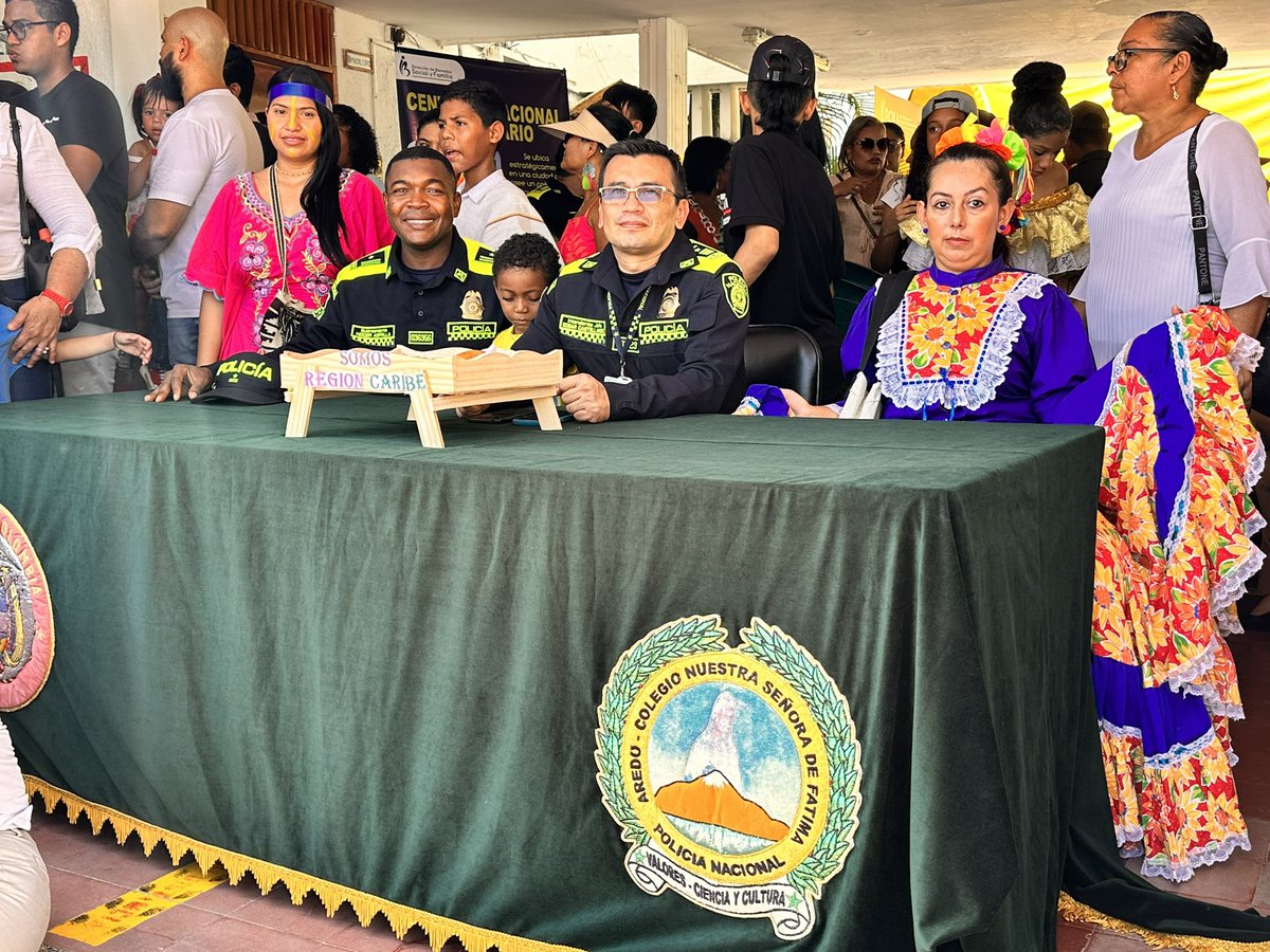 PoliciaStaMarta's tweet photo. #AEstaHora, nos encontramos desde el colegio Nuestra Señora de Fatima, celebrando el día de la familia, con diferentes eventos y ferias gastronómicas de las diferentes regiones de #NuestroPais, de esta forma fomentamos los valores y la convivencia ciudadana. https://t.co/v82ZF68EpU