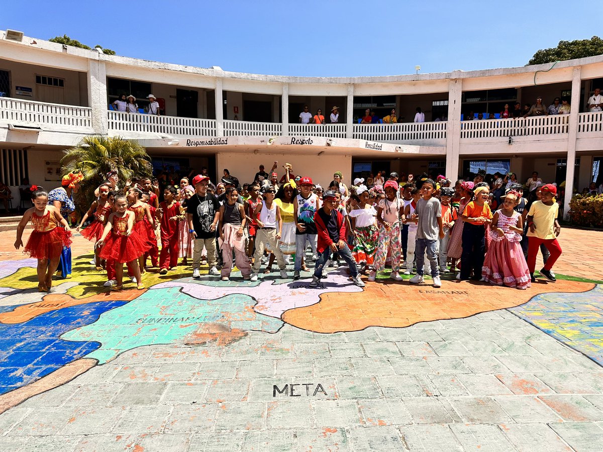 PoliciaStaMarta's tweet photo. #AEstaHora, nos encontramos desde el colegio Nuestra Señora de Fatima, celebrando el día de la familia, con diferentes eventos y ferias gastronómicas de las diferentes regiones de #NuestroPais, de esta forma fomentamos los valores y la convivencia ciudadana. https://t.co/v82ZF68EpU