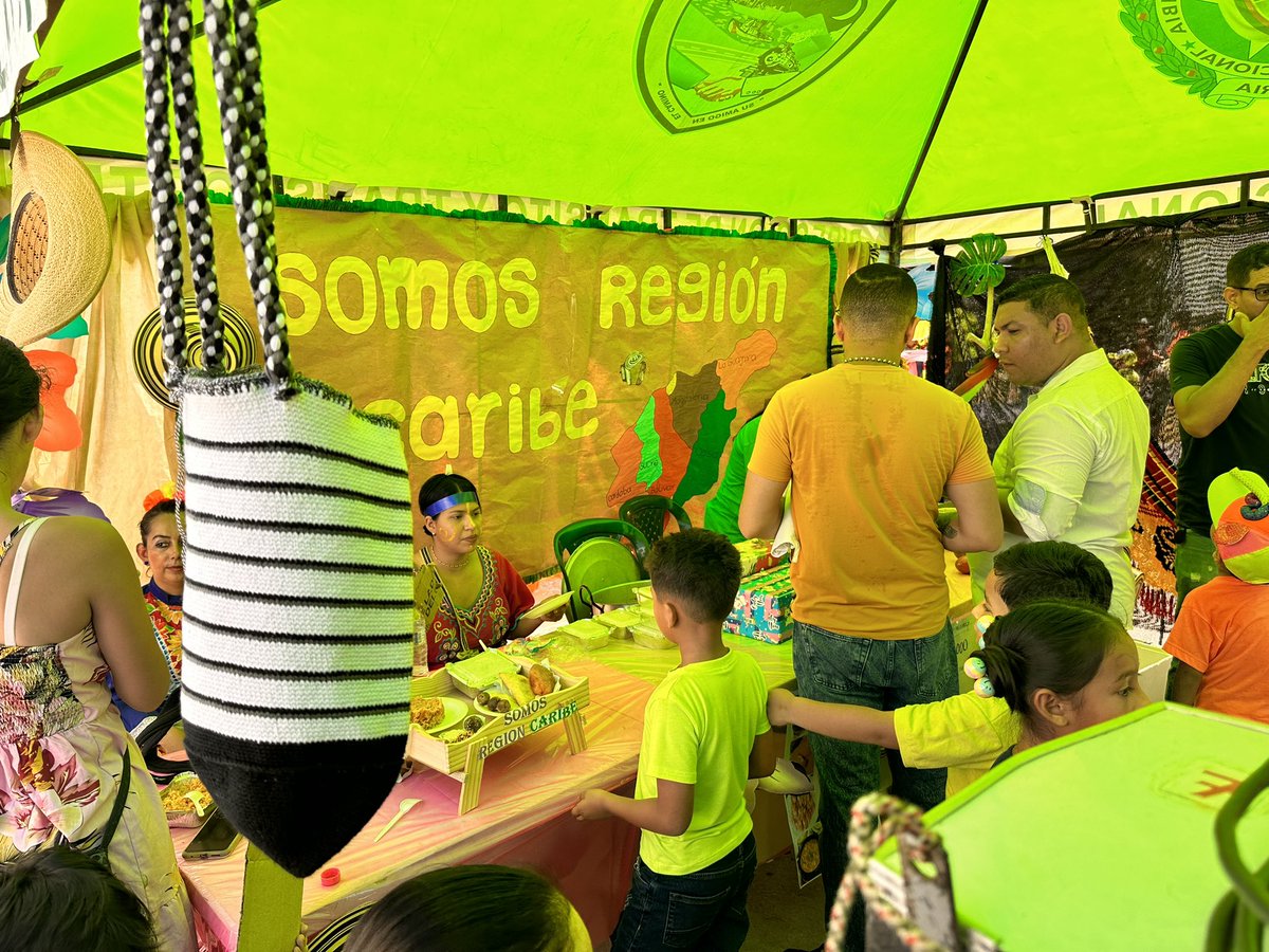 PoliciaStaMarta's tweet photo. #AEstaHora, nos encontramos desde el colegio Nuestra Señora de Fatima, celebrando el día de la familia, con diferentes eventos y ferias gastronómicas de las diferentes regiones de #NuestroPais, de esta forma fomentamos los valores y la convivencia ciudadana. https://t.co/v82ZF68EpU